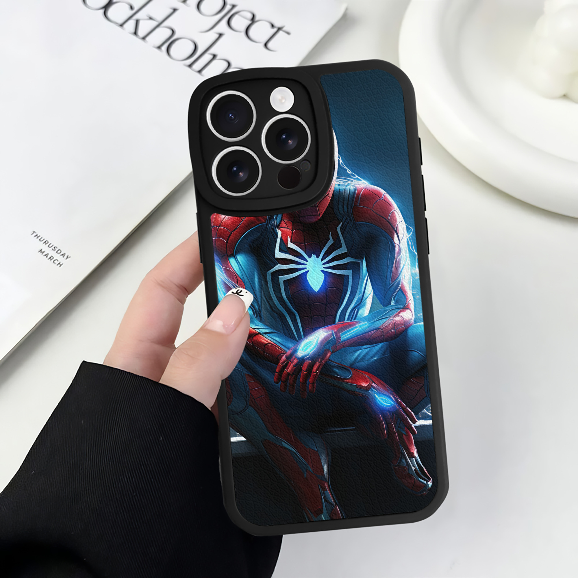 （画像用） Spider Man スパイダーマン 【iPhone 16シリーズ対応】シリコンスマホケース（レザー調） 材質：シリコン